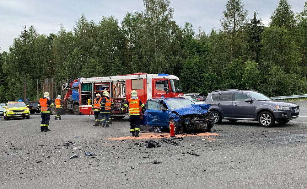 U Seče na Plzeňsku se srazil VW Pasat se Škodou Octavia. Řidič passatu (†36) zemřel, patrně nedal škodovce přednost.