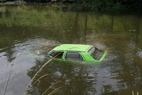 Za bouře sjel z cesty do požární nádrže a utopil se