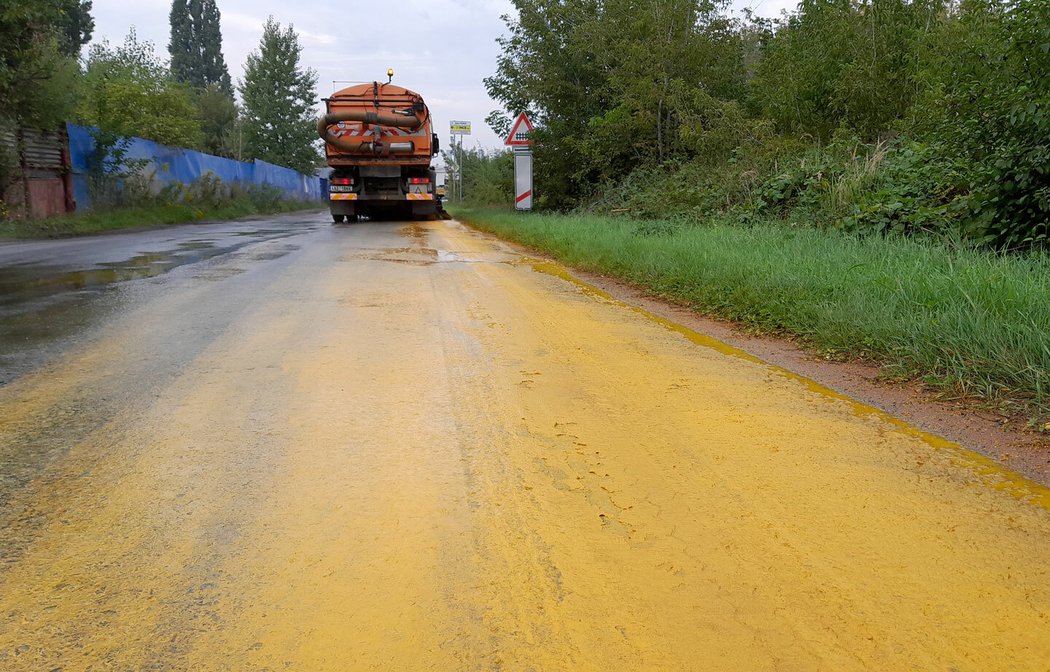 Nezodpovědný řidič trousil žlutý pigment asi dvacet kilometrů