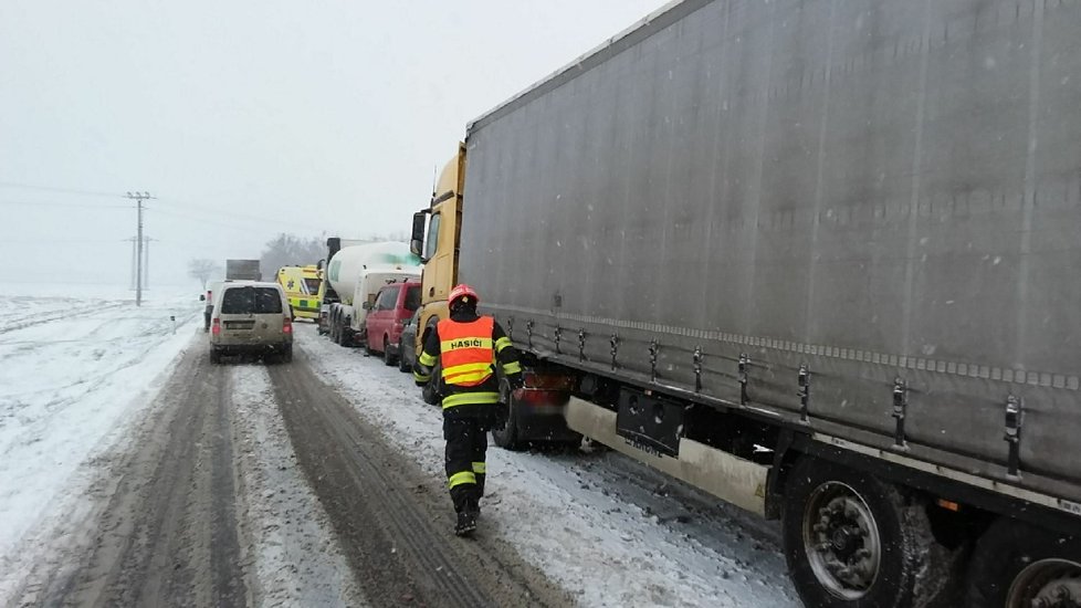 Sníh a ledovka zaskočila řidiče na jižní Moravě, hasiči mají plné ruce práce s vyprošťováním havarovaných vozidel.