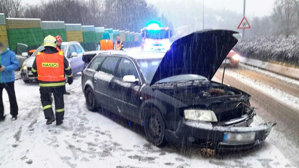 Sníh a ledovka zaskočila řidiče na jižní Moravě, hasiči mají plné ruce práce s vyprošťováním havarovaných vozidel.