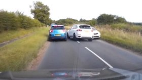 Porsche se cpe mezi dvě auta.