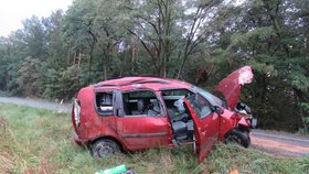 Nedělní bouřka zaskočila řidičku (39) Škody Roomster u Moravského Písku. Nezvládla jízdu na mokré silnici.