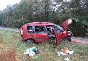 Nedělní bouřka zaskočila řidičku (39) Škody Roomster u Moravského Písku. Nezvládla jízdu na mokré silnici.
