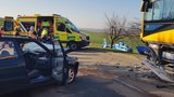 Šofér škodovky přejel do protisměru a trefil autobus: S vážným zraněním skončil v nemocnici