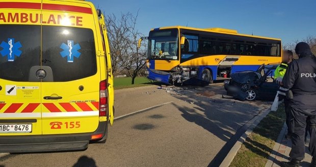 Řidič osobáku přejel u Křepic do protisměru, kde narazil do autobusu. Utrpěl vážná zranění.