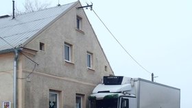 Řidič nákladního auta narazil v Tisové na Tachovsku do budovy školky, která byla plná dětí.