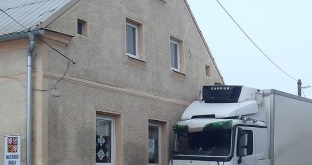 Řidič nákladního auta narazil v Tisové na Tachovsku do budovy školky, která byla plná dětí.