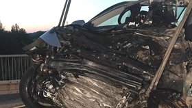 Automobil skončil po nehodě u Slaného v hrozivém stavu.