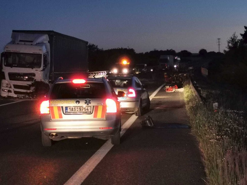 Automobil skončil po nehodě u Slaného v hrozivém stavu.