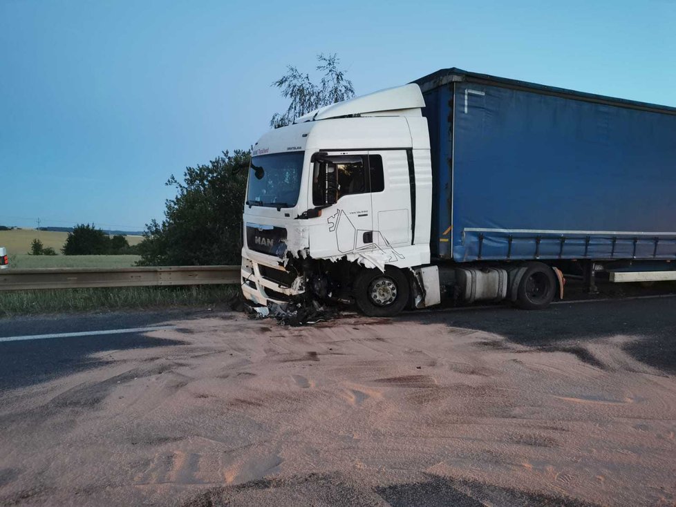 Automobil skončil po nehodě u Slaného v hrozivém stavu.