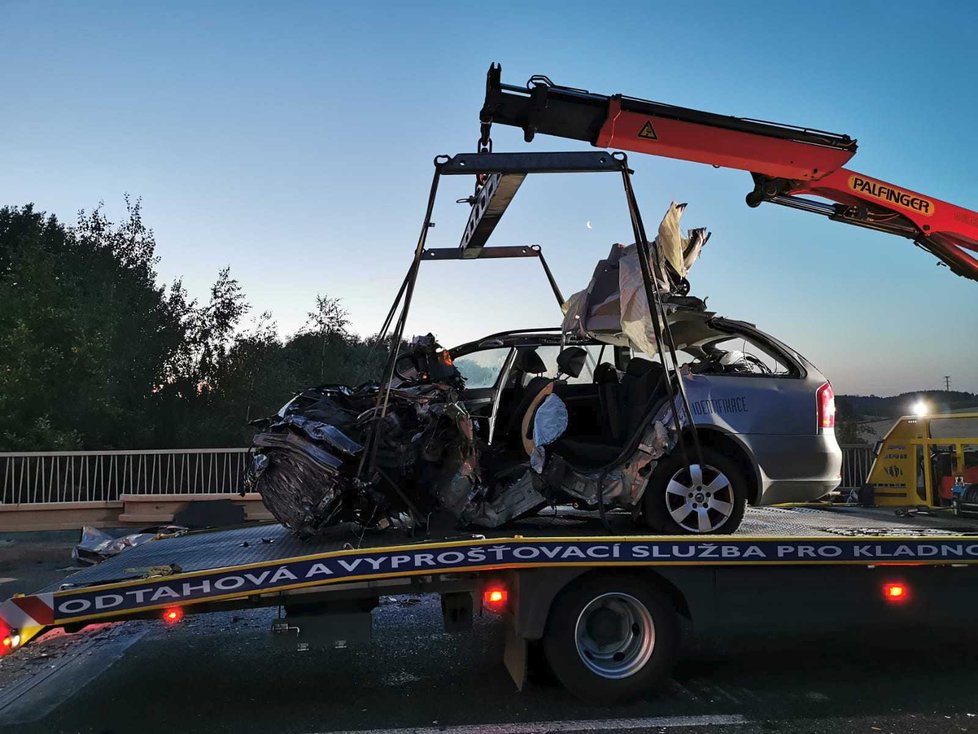 Automobil skončil po nehodě u Slaného v hrozivém stavu.