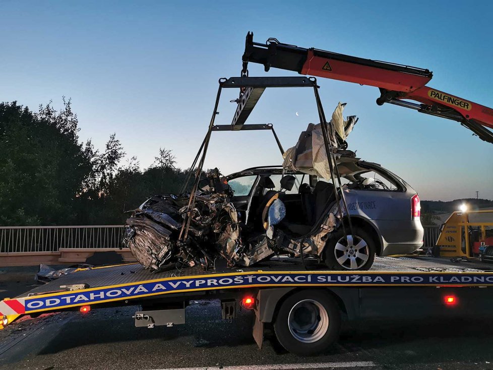 Automobil skončil po nehodě u Slaného v hrozivém stavu.