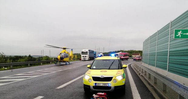 U Slaného se srazila tři auta, zranilo se pět lidí. Vážně zraněnou ženu transportoval vrtulník do pražské vinohradské nemocnice.