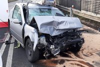 Jeden mrtvý, tři zranění: Po tragické nehodě u Slavkova zůstala silnice na Brno uzavřená