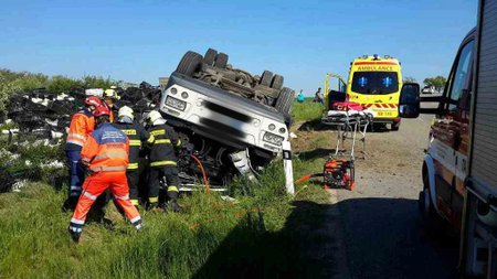U Mikulovic se převrátil kamion: Náklad živých slepic skončil na silnici.