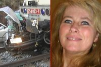 Vlak smetl auto na přejezdu: Zemřela matka tří dětí a její přítel