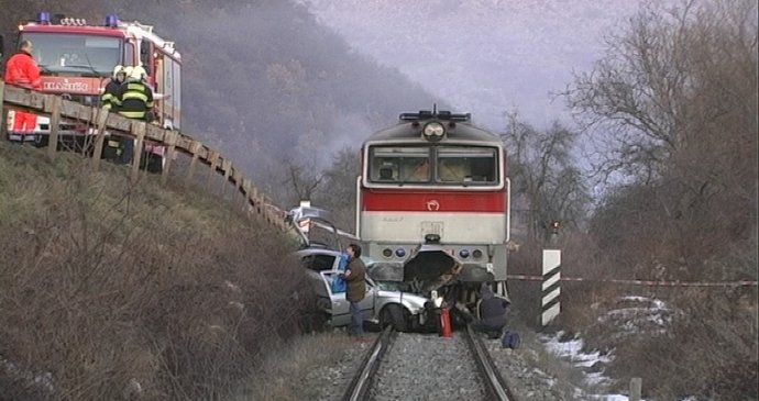 Vlak tlašil auto 200 metrů