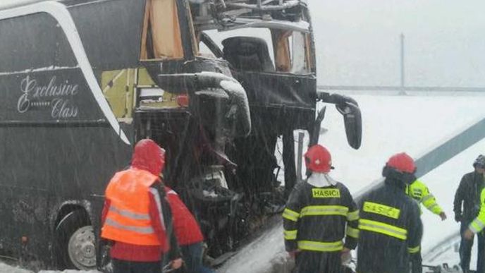 Na východě Slovenska havaroval český autobus