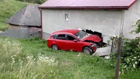 Vozíčkář Jakub (22) se v zatáčce vyhýbal motorkáři (15) a narazil do domu: Auto skončilo v dětském pokoji!