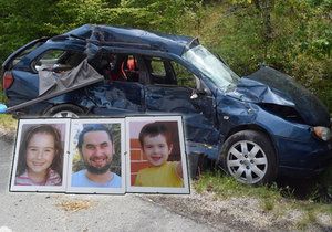 Andrej a jeho dvě děti zahynuli v havarovaném autě.