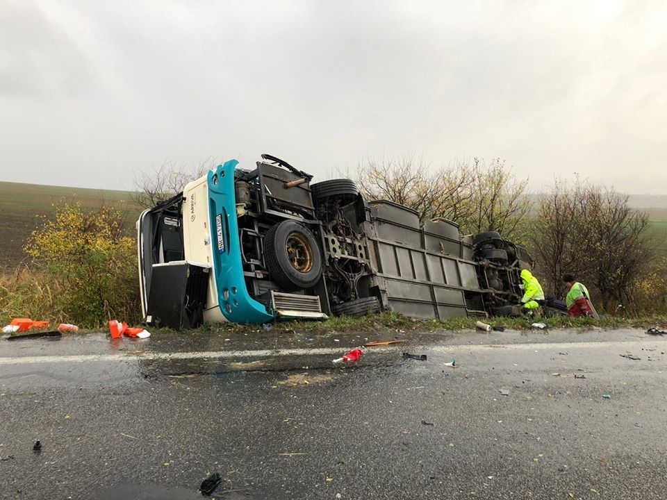 Tragická dopravní nehoda u slovenské Nitry: Autobus se srazil s náklaďákem.