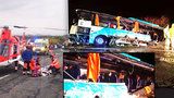 Autobus plný školáků se srazil s náklaďákem: Nejméně 12 mrtvých a mnoho zraněných!