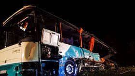 Tragická dopravní nehoda u slovenské Nitry: Autobus se srazil s náklaďákem.