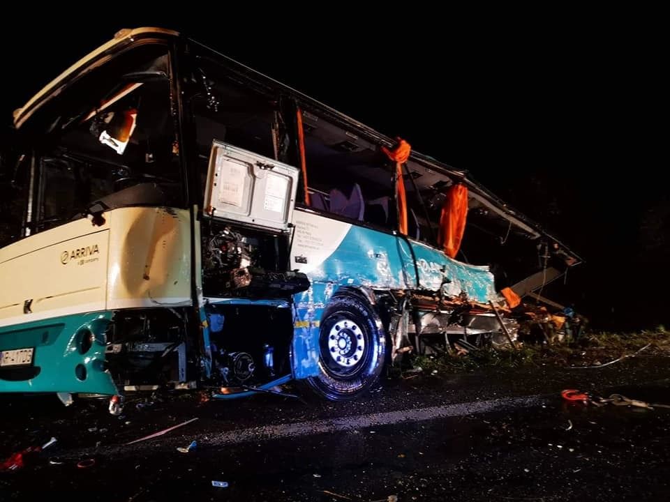 Tragická dopravní nehoda u slovenské Nitry: Autobus se srazil s náklaďákem.