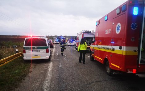 Tragická dopravní nehoda u slovenské Nitry: Autobus se srazil s kamionem.