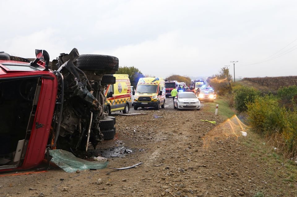 Tragická dopravní nehoda u slovenské Nitry: Autobus se srazil s kamionem. 