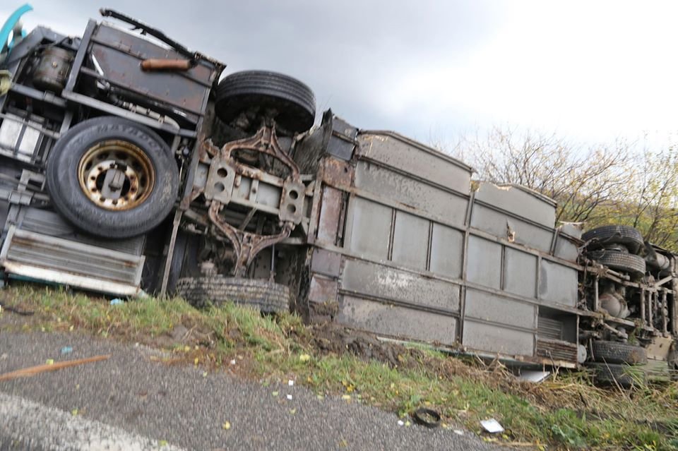 Tragická dopravní nehoda u slovenské Nitry: Autobus se srazil s kamionem. 