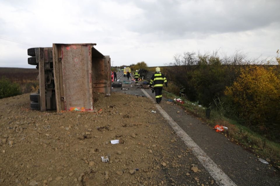 Tragická dopravní nehoda u slovenské Nitry: Autobus se srazil s kamionem. 