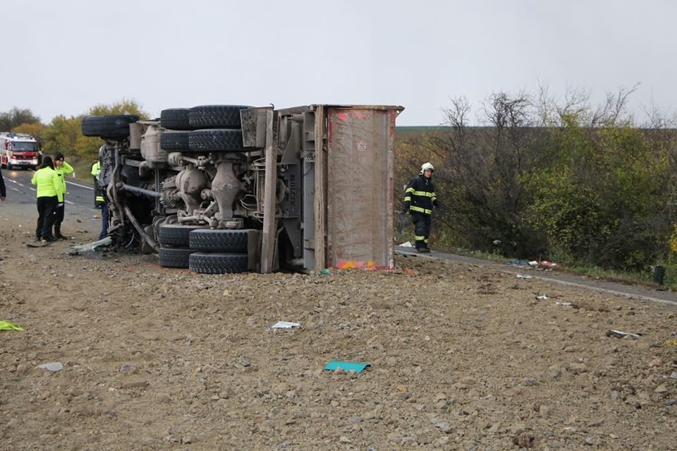 Tragická dopravní nehoda u slovenské Nitry: Autobus se srazil s kamionem. 