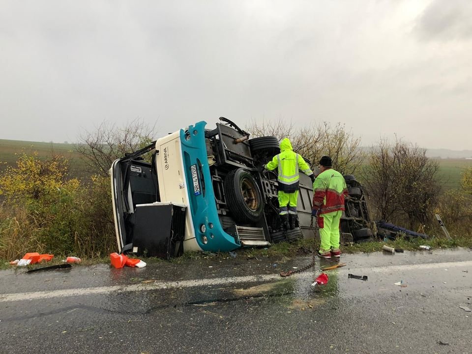 Tragická dopravní nehoda u slovenské Nitry: Autobus se srazil s kamionem. 