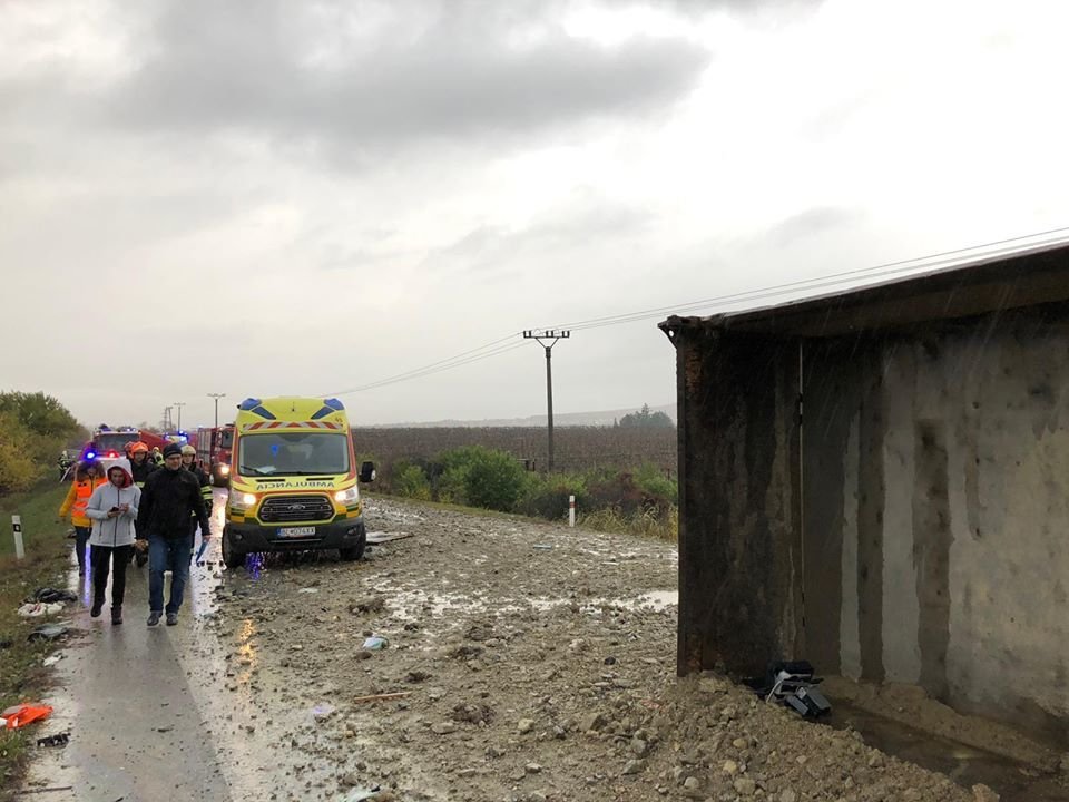 Tragická dopravní nehoda u slovenské Nitry: Autobus se srazil s náklaďákem.