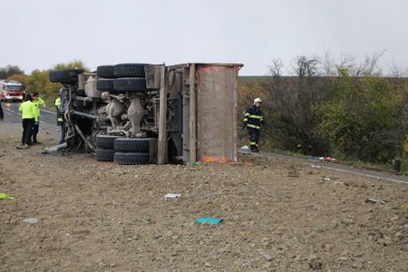 Tragická dopravní nehoda u slovenské Nitry: Autobus se srazil s náklaďákem.