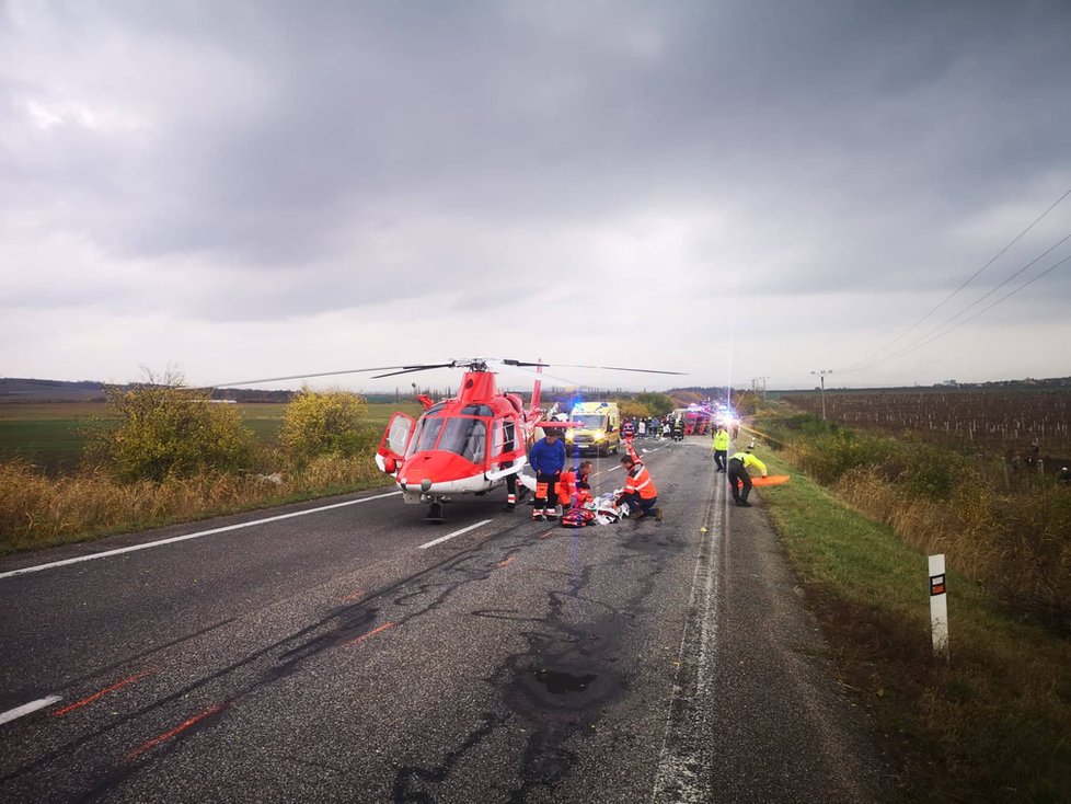 Tragická dopravní nehoda u slovenské Nitry: Autobus se srazil s náklaďákem.