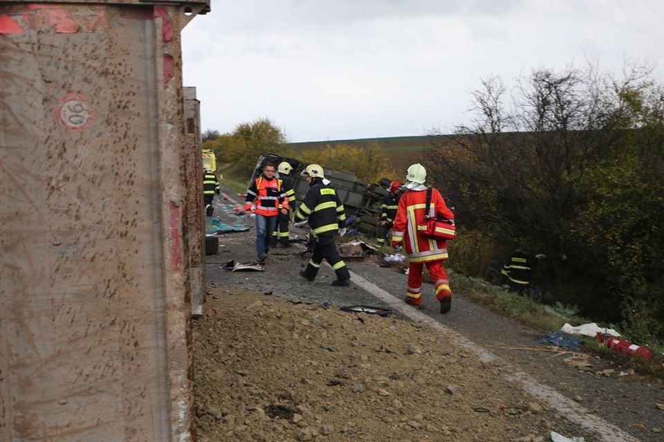 Tragická dopravní nehoda u slovenské Nitry: Autobus se srazil s náklaďákem.