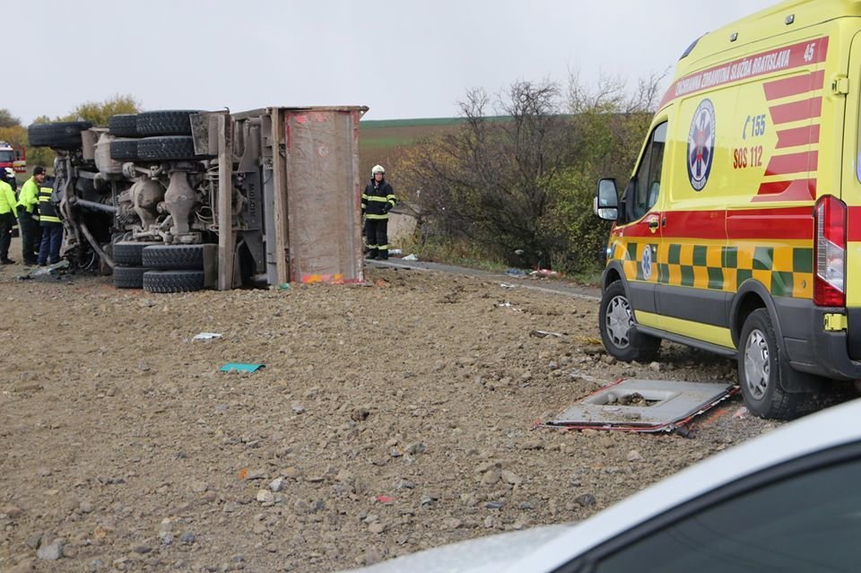 Tragická dopravní nehoda u slovenské Nitry: Autobus se srazil s náklaďákem.