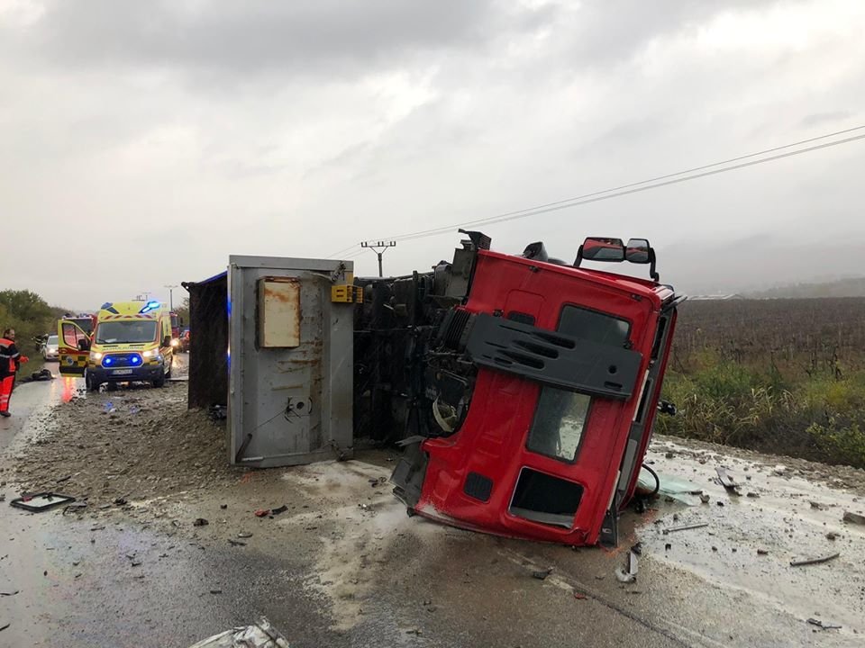 Tragická dopravní nehoda u slovenské Nitry: Autobus se srazil s náklaďákem.