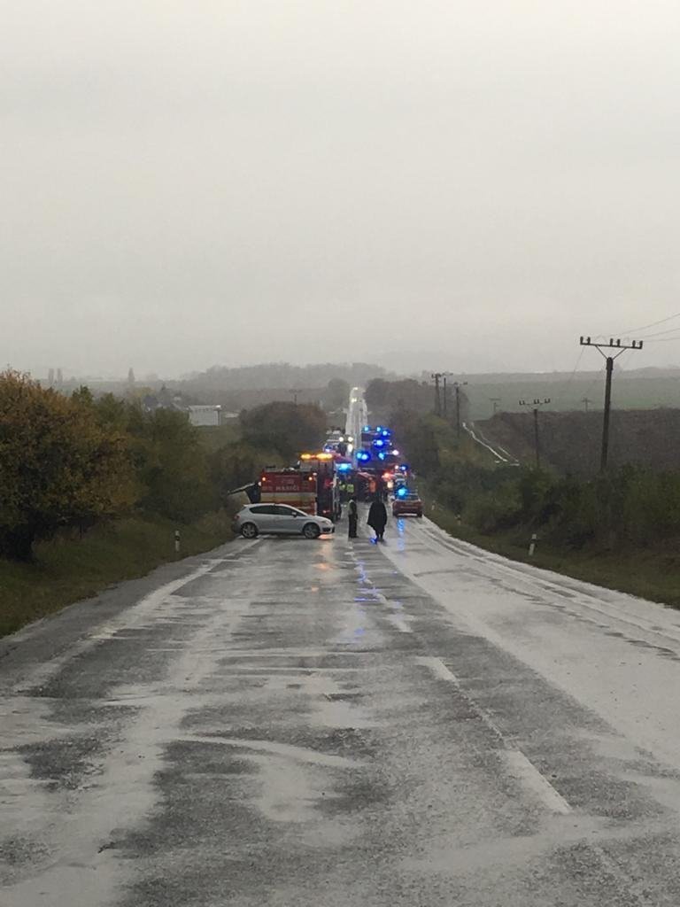 Tragická dopravní nehoda u slovenské Nitry: Autobus se srazil s náklaďákem.