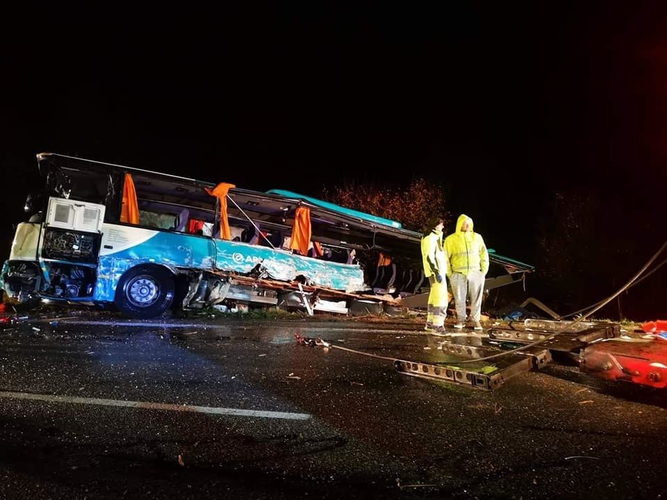 Tragická dopravní nehoda u slovenské Nitry: Autobus se srazil s náklaďákem.