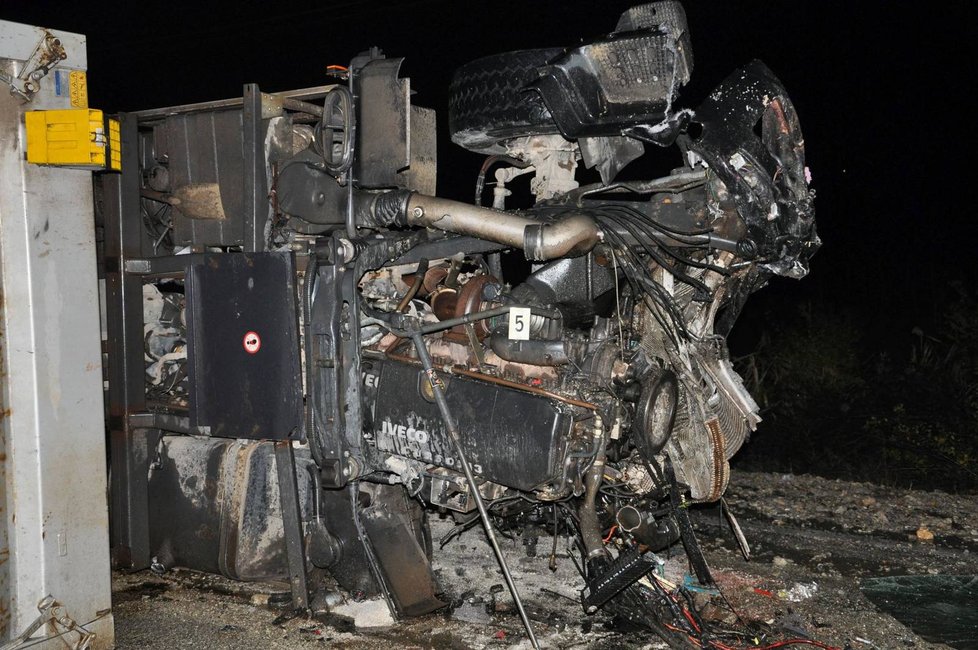 Tragická dopravní nehoda u slovenské Nitry: Autobus se srazil s náklaďákem.