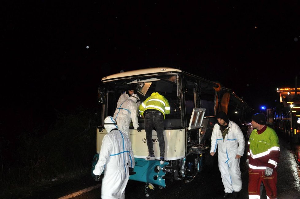 Tragická dopravní nehoda u slovenské Nitry: Autobus se srazil s náklaďákem.