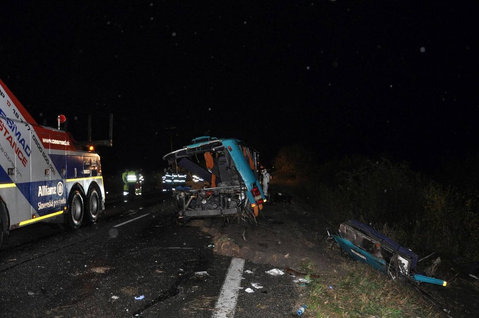 Tragická dopravní nehoda u slovenské Nitry: Autobus se srazil s náklaďákem.