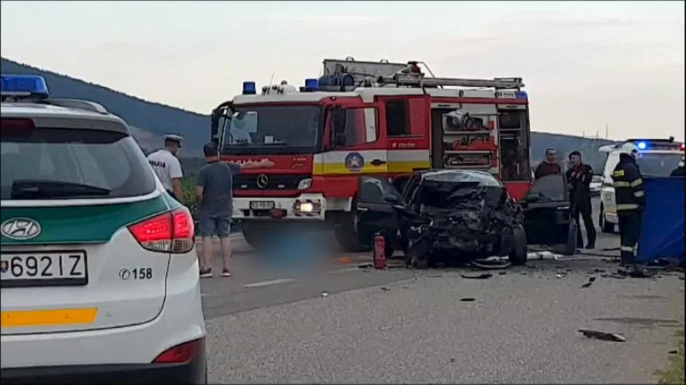 Při tragické nehodě na Slovensku zemřeli čtyři lidé.