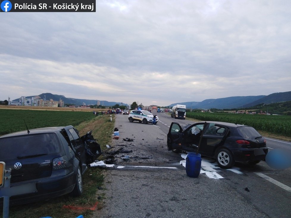Při tragické nehodě na Slovensku zemřeli čtyři lidé.