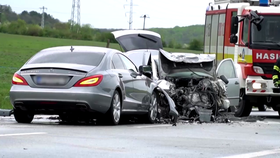 Srážka mercedesu a fabie na Slovensku si vyžádala jeden lidský život.