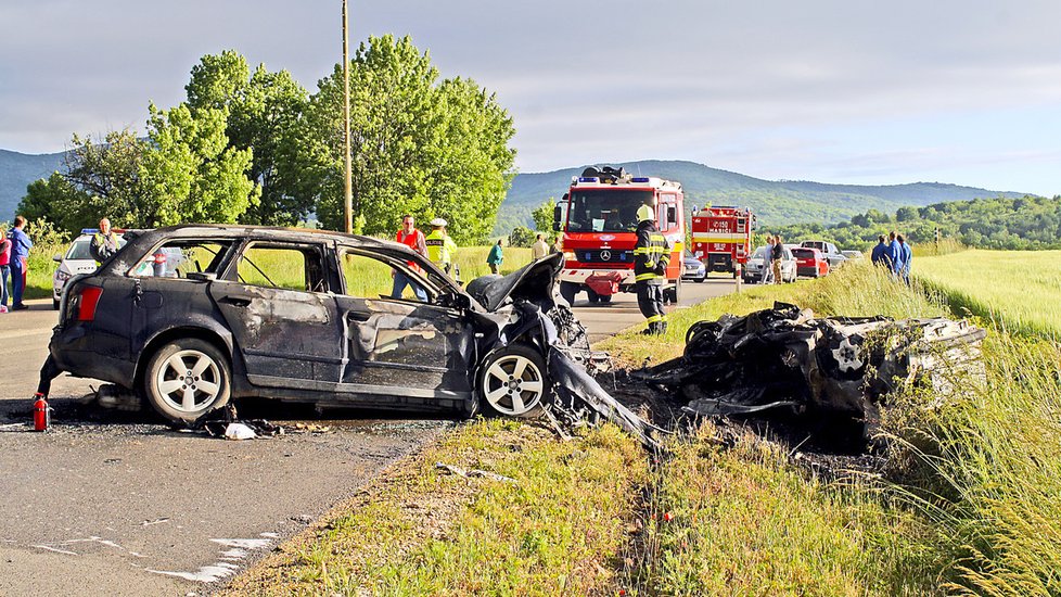 Tragická nehoda se stala na rovném úseku. Viníkem byl zřejmě mladý řidič, který jel nejspíš příliš rychle a vjel do protisměru